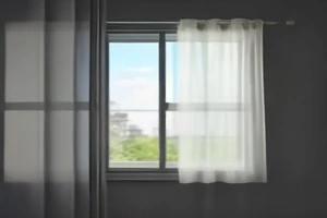Rideau thermique ou film isolant : quelle solution choisir pour une fenêtre ?